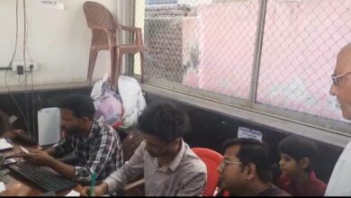 Photo of Noida: दादरी सरकारी अस्पताल में बदहाली, सफाई कर्मचारी और दवाई देने वाले बनाते है पर्ची