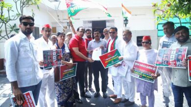 Photo of नोएडा में सपा का प्रदर्शन, मेयर सुषमा खड़कवाल के बयान पर राष्ट्रपति को भेजा ज्ञापन