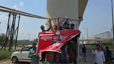 Photo of Noida: 15 लाख आबादी वाले शहर के निवासी मेट्रो के लिए सड़कों पर उतरे, मोटी रस्सी से खींचा मेट्रो का पिलर
