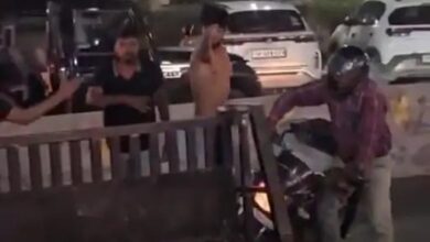 Photo of Noida: फोटो खींचने के विवाद में अर्धनग्न होकर युवकों ने किया जमकर बवाल, बाल-बाल बचा बाइक सवार