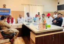 Photo of Noida: कुवारी युवती की मांग में सिंदूर देखकर हैरान रह गई पुलिस, खोला दरवाजा तो मिले दो मृत