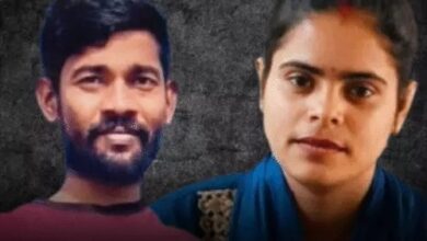 Photo of Noida: कुवारी युवती की मांग में सिंदूर देखकर हैरान रह गई पुलिस, खोला दरवाजा तो मिले दो मृत