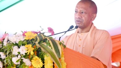 Photo of Noida: शिक्षामित्रों पर बड़ा फैसला, 18 हजार रुपये मिलेगी सैलरी, CM Yogi ने बढ़े मानदेय का सौंपा चेक