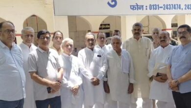 Photo of Noida: महिलाओं पर अभद्र टिप्पणी के विरोध में जाट महासभा ने सपा प्रवक्ता के खिलाफ खोला मोर्चा, बोले-जिसे माना ज्ञानी वह निकाला…