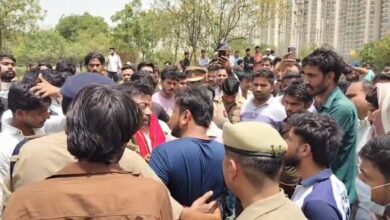 Photo of Noida: 16 साल पहले हुई हत्या में पिता कोर्ट से बरी…बदला लेने के लिए सेफ्टी ऑफिसर को गोलियों से भूना!
