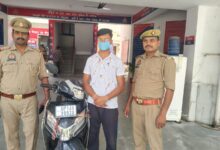 Photo of Noida: स्कूटी पर सवार होकर सिरफिरा महिलाओं पर करता था कैंची से हमला, सीरियल अटैकर गिरफ्तार