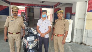 Photo of Noida: स्कूटी पर सवार होकर सिरफिरा महिलाओं पर करता था कैंची से हमला, सीरियल अटैकर गिरफ्तार