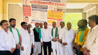 Photo of नोएडा में अधिवक्ताओं के धरने पर पहुंची भाकियू लोकशक्ति, सरकार से मांगे मानने की अपील