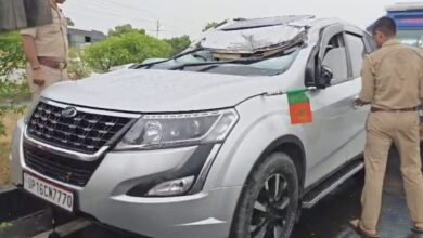 Photo of Noida: बारिश और तूफान से आफत, हाईवे पर प्राधिकरण का बोर्ड गिरने से एक घायल और लगा जाम, मजदूर की हुई दर्दनाक मौत