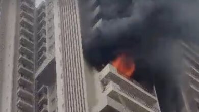 Photo of Noida: हाईराइज सोसाइटी में आग लगने के बाद सीढ़ियों से भागे निवासी, फ्रीजर का कंप्रेशर फटने से हुआ हादसा, 15 निकाले बाहर