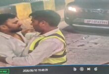 Photo of Noida: जेल से छूटे बदमाश के काफिले के लिए तोड़ा बूम बैरियर, टोलकर्मी को दौड़ा-दौड़ाकर पीटा, लहूलुहान हालत में भागे