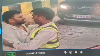 Photo of Noida: जेल से छूटे बदमाश के काफिले के लिए तोड़ा बूम बैरियर, टोलकर्मी को दौड़ा-दौड़ाकर पीटा, लहूलुहान हालत में भागे