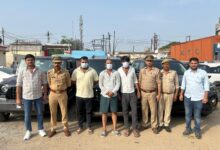 Photo of Noida: ‘तोता’ के काफिले के लिए टोल कर्मचारी के साथ मारपीट करने वाले 3 पकड़े, बिना नंबर प्लेट की लग्जरी कारें की बरामद