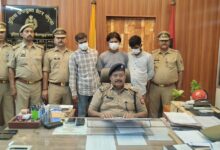 Photo of Noida: महिंद्रा पिकअप कार में भरे थे 100 मोबाइल, कीमत जानने के बाद पुलिस ने दो किए गिरफ्तार