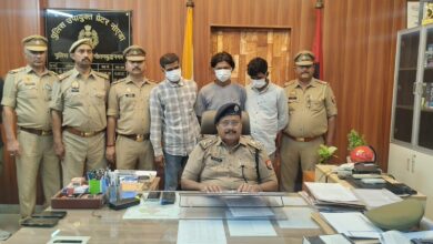 Photo of Noida: महिंद्रा पिकअप कार में भरे थे 100 मोबाइल, कीमत जानने के बाद पुलिस ने दो किए गिरफ्तार