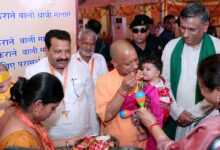 Photo of Noida: हाथरस में सीएम ने 548 करोड़ की परियोजनाओं का किया शिलान्यास, नन्ही बच्ची को चम्मच से पिलाया दूध