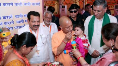 Photo of Noida: हाथरस में सीएम ने 548 करोड़ की परियोजनाओं का किया शिलान्यास, नन्ही बच्ची को चम्मच से पिलाया दूध