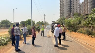 Photo of Noida: हड़ताल की वजह से सफाई व्यवस्था चौपट होने पर ग्रेनो प्राधिकरण के अधिकारियों ने संभाली कमान, ठेकेदार पर लगाया जुर्माना