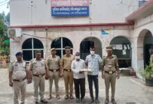 Photo of Noida: सब्जी बेचने वाला गौड़ सिटी लेकर पहुंचा हाथी का दांत, पुलिस ने दो गिरफ्तार करते हुए कीमत का किया खुलासा