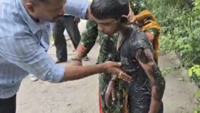 Photo of Noida: युवराज मेहता की मौत के बाद नहीं जागा प्राधिकरण, खुले गटर में गिरा बच्चा, मां पुकार सुनकर एआरटीओ बने मददगार