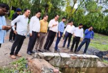 Photo of Noida: बारिश से ड्रेनेज सिस्टम फेल होने पर दफ्तर से निकले प्राधिकरण के अधिकारी, ग्रेनो वेस्ट में लंदन मार्ट की गिरी दीवार