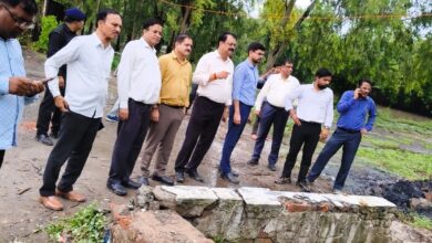 Photo of Noida: बारिश से ड्रेनेज सिस्टम फेल होने पर दफ्तर से निकले प्राधिकरण के अधिकारी, ग्रेनो वेस्ट में लंदन मार्ट की गिरी दीवार