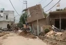 Photo of Noida: ग्रेटर नोएडा में भरभराकर गिरा दो मंजिला मकान, बिजली के तारों से चिंगारी उठने पर मची भगदड़