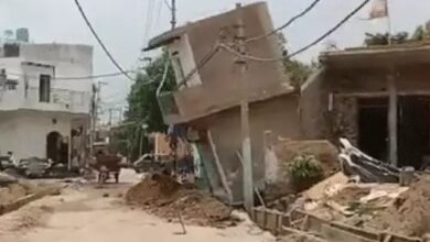 Photo of Noida: ग्रेटर नोएडा में भरभराकर गिरा दो मंजिला मकान, बिजली के तारों से चिंगारी उठने पर मची भगदड़
