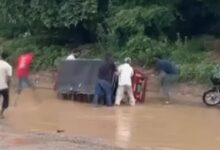 Photo of Noida: नोएडा एयरपोर्ट क्षेत्र में बारिश से आफत, गड्ढ़े होने से महिलाओं से भरा ई-रिक्शा पलटा, सरकारी दफ्तरों के बाहर हालत खस्ता