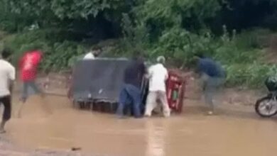 Photo of Noida: नोएडा एयरपोर्ट क्षेत्र में बारिश से आफत, गड्ढ़े होने से महिलाओं से भरा ई-रिक्शा पलटा, सरकारी दफ्तरों के बाहर हालत खस्ता