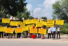 Photo of Noida: ग्रेनो वेस्ट में फ्यूचर वर्ल्ड बिल्डर के खिलाफ मजदूरों और ठेकेदार का हल्ला बोल प्रदर्शन, करोड़ों न देने का आरोप