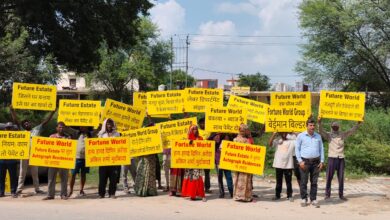 Photo of Noida: ग्रेनो वेस्ट में फ्यूचर वर्ल्ड बिल्डर के खिलाफ मजदूरों और ठेकेदार का हल्ला बोल प्रदर्शन, करोड़ों न देने का आरोप