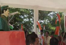 Photo of Noida: तिरंगा लेकर सड़कों पर उतरे 180 पुलिसकर्मी, विधायक ने शहीद चौक पर किया ध्वजारोहण, देशभक्ति का दिखा अलग ही नजारा