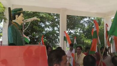 Photo of Noida: तिरंगा लेकर सड़कों पर उतरे 180 पुलिसकर्मी, विधायक ने शहीद चौक पर किया ध्वजारोहण, देशभक्ति का दिखा अलग ही नजारा
