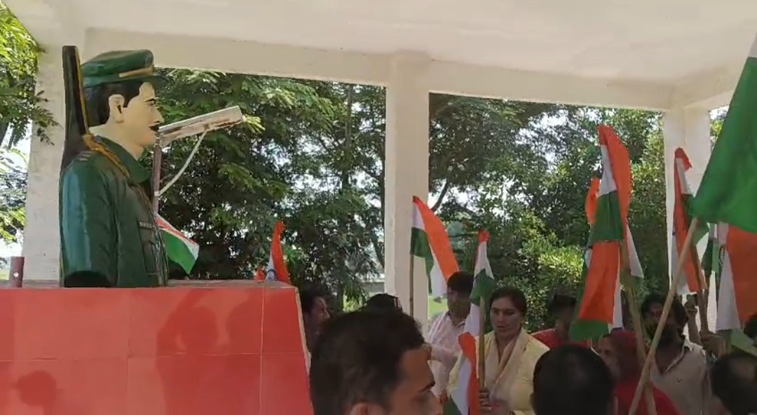 Noida: तिरंगा लेकर सड़कों पर उतरे 180 पुलिसकर्मी, विधायक ने शहीद चौक पर किया ध्वजारोहण, देशभक्ति का दिखा अलग ही नजारा