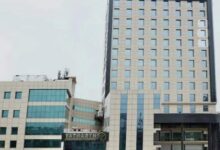 Photo of Noida: अधिवक्ता की पत्नी के पेट में पथरी के उपचार में बड़े अस्पताल ने बरती लापरवाही, जिला अदालत ने FIR दर्ज करने का दिया आदेश