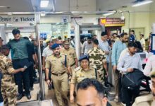 Photo of Noida: बम और डॉग स्क्वाड की टीम के साथ सड़कों पर उतरी नोएडा पुलिस, मेटो स्टेशन से लेकर सार्वजनिक स्थानों पर चला अभियान