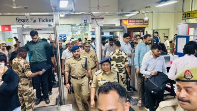 Photo of Noida: बम और डॉग स्क्वाड की टीम के साथ सड़कों पर उतरी नोएडा पुलिस, मेटो स्टेशन से लेकर सार्वजनिक स्थानों पर चला अभियान