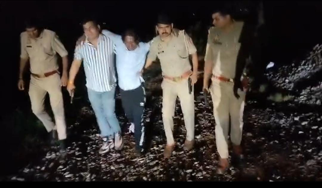 Noida: क्रिकेट के विवाद में गोली मारने वाले हिस्ट्रीशीटर को पुलिस ने मारी गोली, भाई व अन्य के साथ मिलकर जमकर की थी फायरिंग