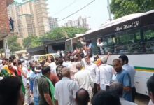 Photo of Noida: डंपर और जेसीबी से घेरा गया प्राधिकरण दफ्तर, हिरासत में लिए गए 106 किसान, कमिश्नर के आश्वासन पर आंदोलन स्थागित