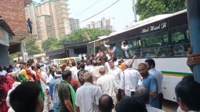 Photo of Noida: डंपर और जेसीबी से घेरा गया प्राधिकरण दफ्तर, हिरासत में लिए गए 106 किसान, कमिश्नर के आश्वासन पर आंदोलन स्थागित
