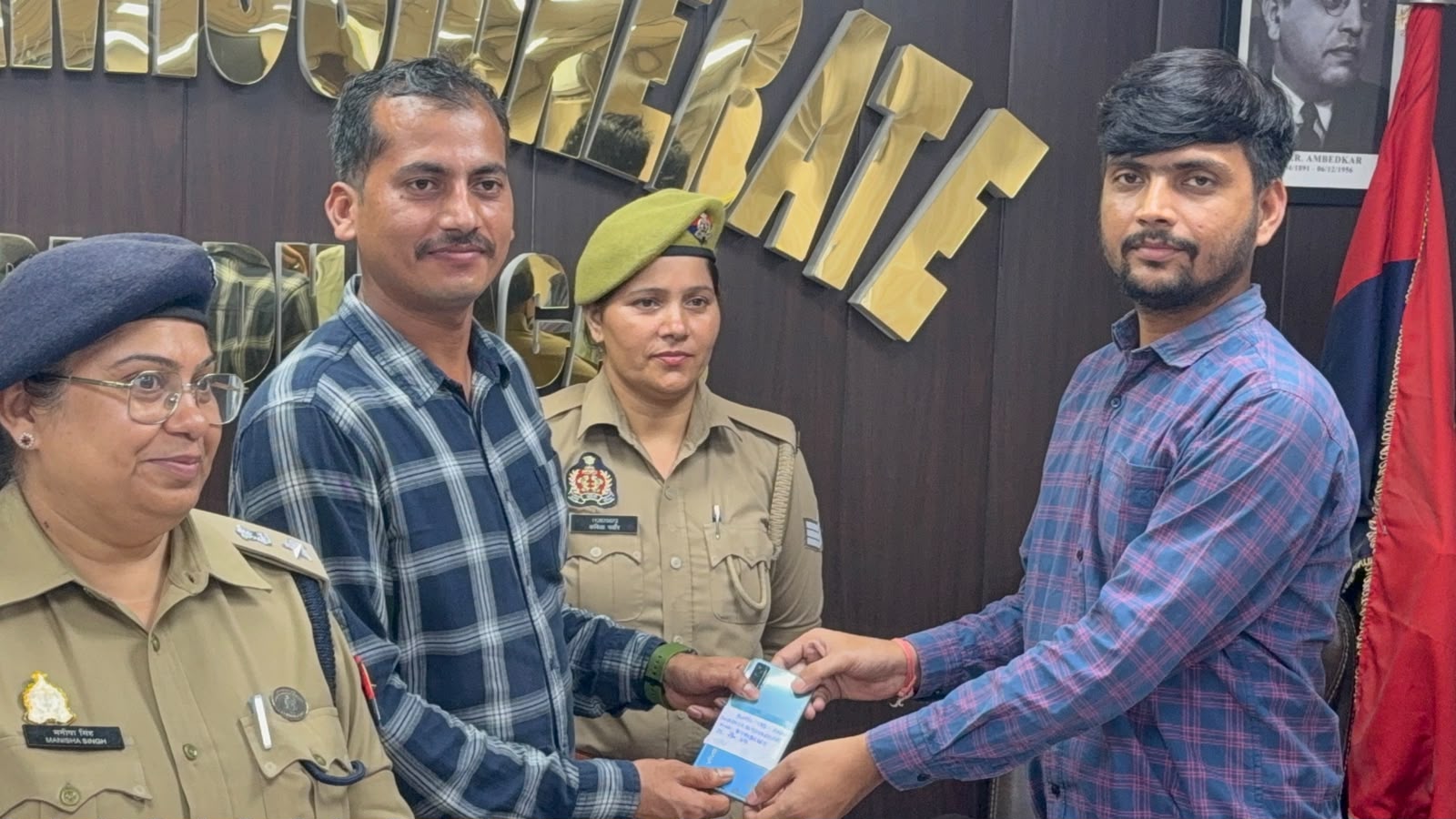 Noida: नोएडा पुलिस ने 225 लोगों को दी खुशी, 50 लाख से अधिक कीमत के मोबाइल किए बरामद
