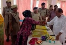 Photo of Noida: जिन महिला कैदियों के जेल में नहीं पहुंचे भाई…उनसे कारागार मंत्री ने बंधवाई राखियां
