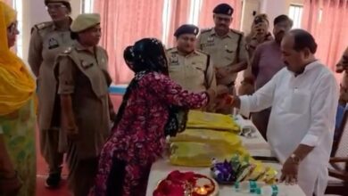 Photo of Noida: जिन महिला कैदियों के जेल में नहीं पहुंचे भाई…उनसे कारागार मंत्री ने बंधवाई राखियां