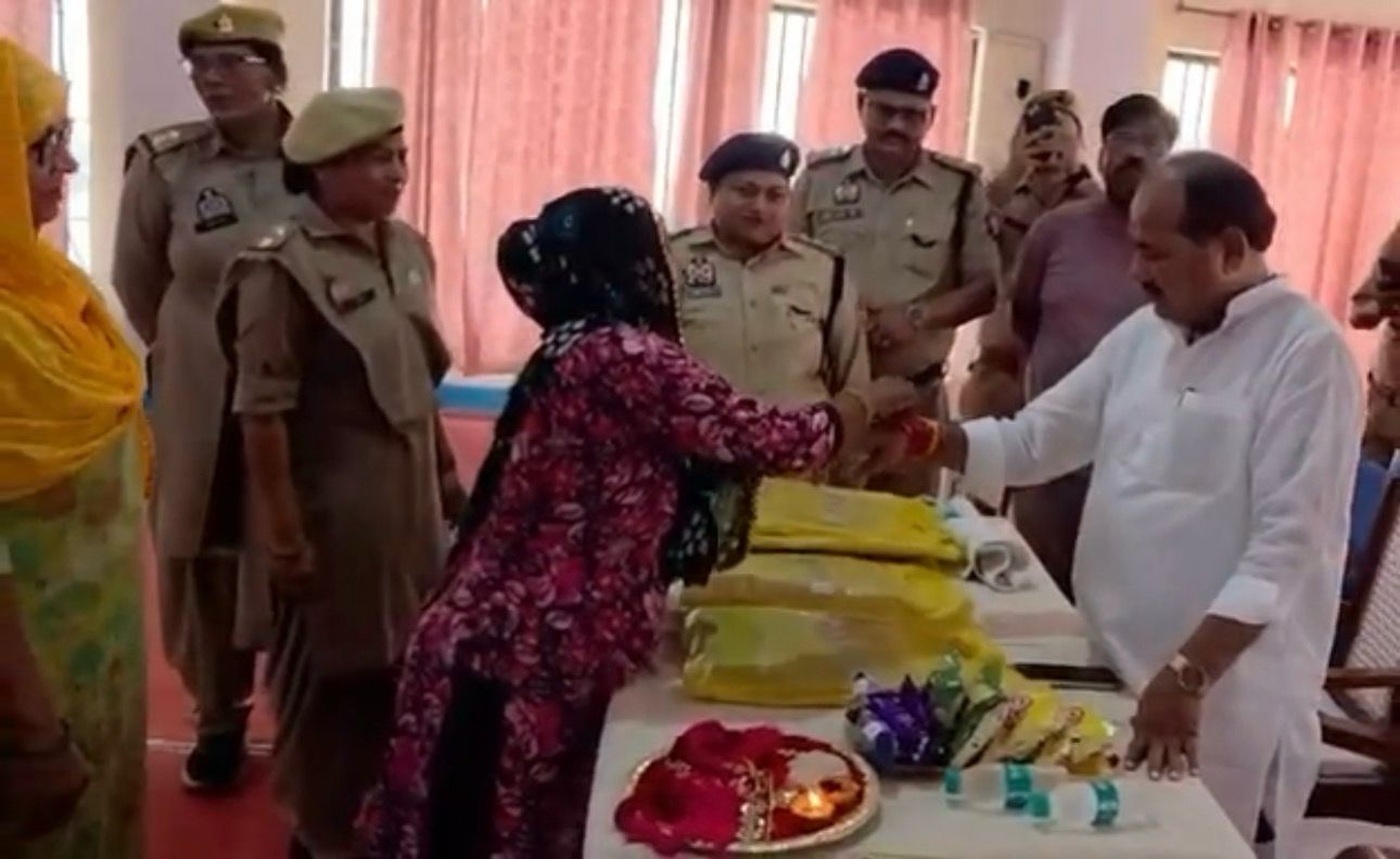 Noida: जिन महिला कैदियों के जेल में नहीं पहुंचे भाई...उनसे कारागार मंत्री ने बंधवाई राखियां
