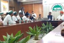 Photo of राकेश टिकैत पहुंचे यमुना प्राधिकरण, किसानों की 15 सूत्रीय मांगों पर CEO के साथ मैराथन बैठक