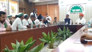 Photo of राकेश टिकैत पहुंचे यमुना प्राधिकरण, किसानों की 15 सूत्रीय मांगों पर CEO के साथ मैराथन बैठक