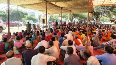 Photo of Noida: बिजली के विरोध में संघर्ष जारी, महिलाओं ने मांगी बच्चों के लिए बिजली, एक घंटे बिजली कटने पर थम जाता है शहर