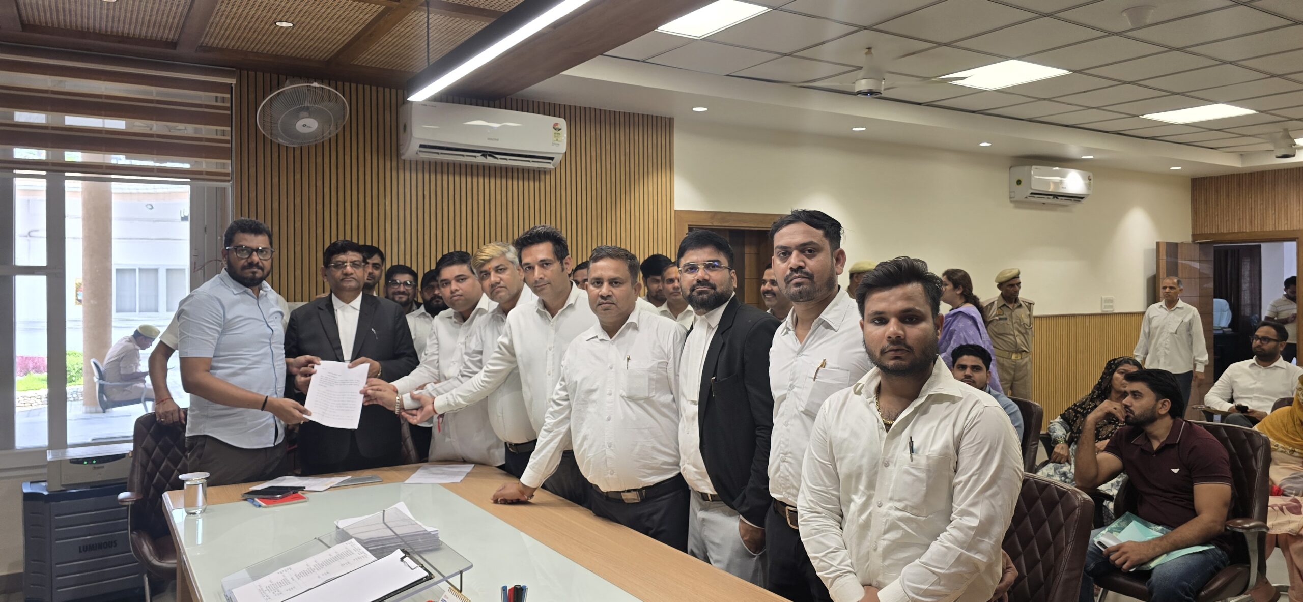 Noida: आरक्षण के विरोध में सवर्ण समाज के अधिवक्ताओं ने DM ऑफिस पर किया प्रदर्शन, गूंजे UGC रोल बैक के नारे