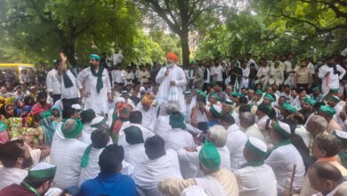 Photo of Noida: किसान नेताओं को राकेश टिकैत की सलाह, अधिकारियों के पास बैठने से 40 गज का प्लॉट मिल सकता है, भला नहीं